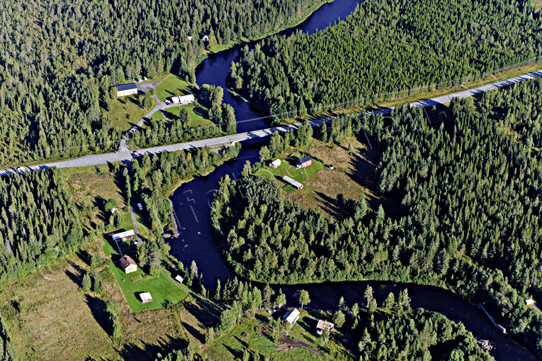 Öjån vid Husshägnen E45 drönarbilder, drönarfoto, E45, flygbild, flygbilder, Flygfoto, flygfoton, gårdar, Husshägnen, Jämtland, Landskap, skogså, sommar, vattendrag, Öjån