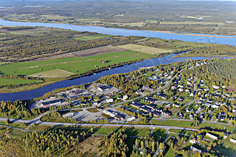 Övertorneå samhälle drönarbilder, drönarfoto, flygbild, flygbilder, Flygfoto, flygfoton, höst, Landskap, Norrbotten, samhällen, Torne älv, Övertorneå