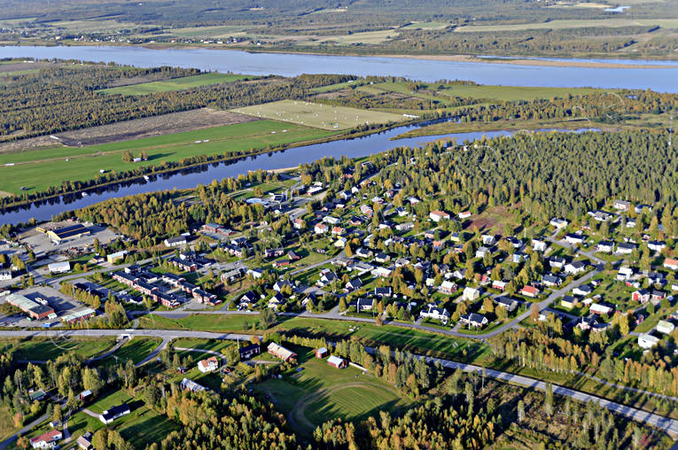 Övertorneå samhälle drönarbilder, drönarfoto, flygbild, flygbilder, Flygfoto, flygfoton, höst, Landskap, Norrbotten, samhällen, Torne älv, Övertorneå