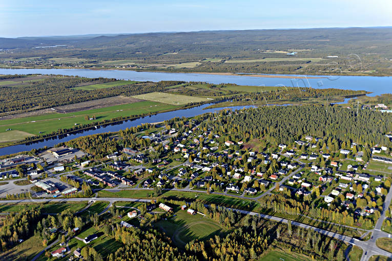 Övertorneå samhälle drönarbilder, drönarfoto, flygbild, flygbilder, Flygfoto, flygfoton, höst, Landskap, Norrbotten, samhällen, Torne älv, Övertorneå