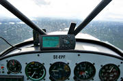 allmnflyg, cockpit, drnarbilder, drnarfoto, fjllflyg, flyg, flygbild, flygbilder, flygfoto, flygfoton, flyginstrument, flygning, flygplan, flygplanvinge, GPS, instrument, kommunikationer, luftfart, Piper Cub, regn, supercub, vinge, vder