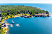 anlggningar, bthus, drnarbilder, drnarfoto, fiskelge, flygbild, flygbilder, flygfoto, flygfoton, hamn, landskap, naturreservat, Norrfllsviken, smbtshamn, sommar, stugor, ngermanland