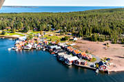 anlggningar, bthus, drnarbilder, drnarfoto, fiskelge, flygbild, flygbilder, flygfoto, flygfoton, hamn, landskap, Norrfllsviken, sommar, stugor, ngermanland