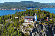 anlggningar, byggnader, drnarbilder, drnarfoto, flygbild, flygbilder, flygfoto, flygfoton, fyr, fyrtorn, hga kusten, Hgbonden, Hgbondens, kommunikationer, landskap, sevrdhet, sevrdheter, sjfart, sommar, sommardag, utflyktsml, ngermanland