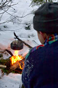 eld, elda, friluftsliv, kaffe, kaffekokning, kaffepanna, koka, lgereld, skogsliv, sn, tjrved, tjrvedstubbe, trved, uteliv, ved, vildmarksliv, vinter, vrma, vrme, ventyr