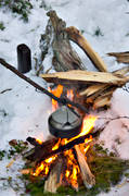 eld, elda, friluftsliv, kaffe, kaffekokning, kaffepanna, koka, lägereld, skogsliv, snö, tjärved, tjärvedstubbe, törved, uteliv, ved, vildmarksliv, vinter, värma, värme, äventyr