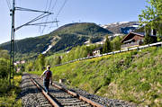 bad, balansgång, järnväg, pojke, räls, snöfläckar, sommarlov, Åre, Åresjön