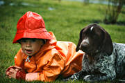 friluftsliv, hund, kompis, kompisar, leka, leker, pojke, regn, regnv�der, sommar, uteliv, �ventyr