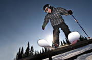 barn, bl himmel, fritid, hopp, jibb, jibbing, motljus, offpist, pojke, rail, rls, skidor, skidkare, skidkning, sol, sport, utfrskning, vinter