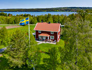 drnarbild, drnarbilder, drnarfoto, flagga, flaggdag, flygbild, flygbilder, flygfoto, flygfoton, grdar, idyll, Jmtland, midsommar, midsommarafton, romantik, rd, sommar, sommaridyll, sommarstuga, sommartid, Storsjn, stuga, rstid, rstider