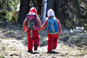 barn, flicka, flickor, friluftsliv, kamrater, skog, uteliv, utflykt, vandra, vandrare, vandring, vandringsled, vr, vnner