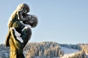 Badhusparken, barn, far, frost, Jmtland, kallt, kyla, man, midvinter, park, rimfrost, son, staty, stmning, stmningsbild, stmningsbilder, vinter, vinterstaden, vinterstmning, stersund