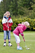 barn, diverse, golf, golfare, golfspelare, green, grönt, mjölkeröd, putt, putting, sommar, sport, träning, ungdomar