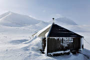 byggnader, fjllen, fjllvidder, friluftsliv, kalfjll, kurajaure, kuravagge, Kvikkjokk, landskap, lappland, skoterled, sn, staika, stuga, vandringsled, vindskydd, vinter, vinterbild, vinterled